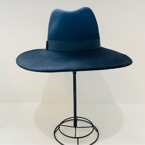 Club Monaco 100% wool hat